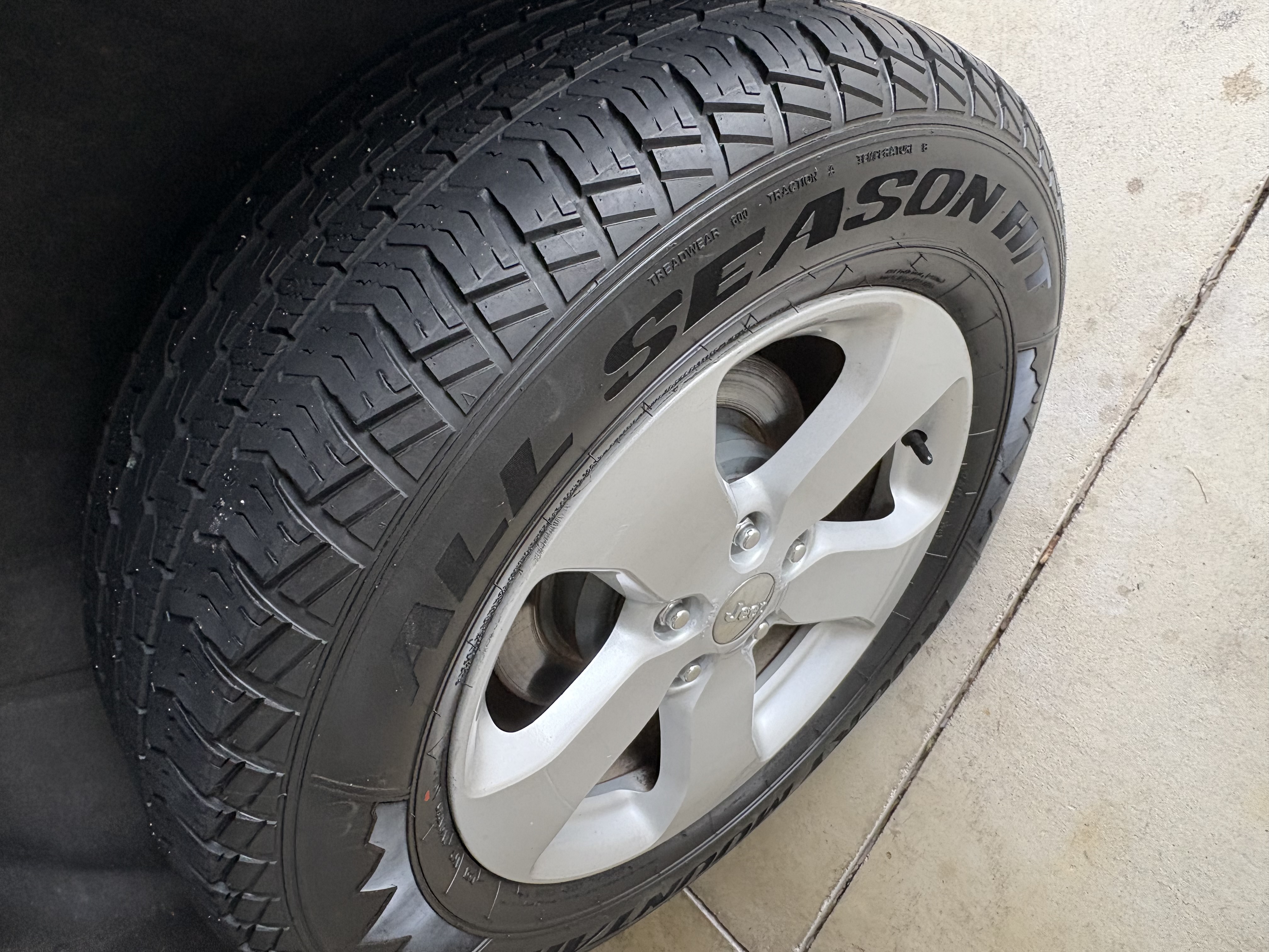 Used 2012 Jeep Grand Cherokee Laredo AWD/4WD image 14