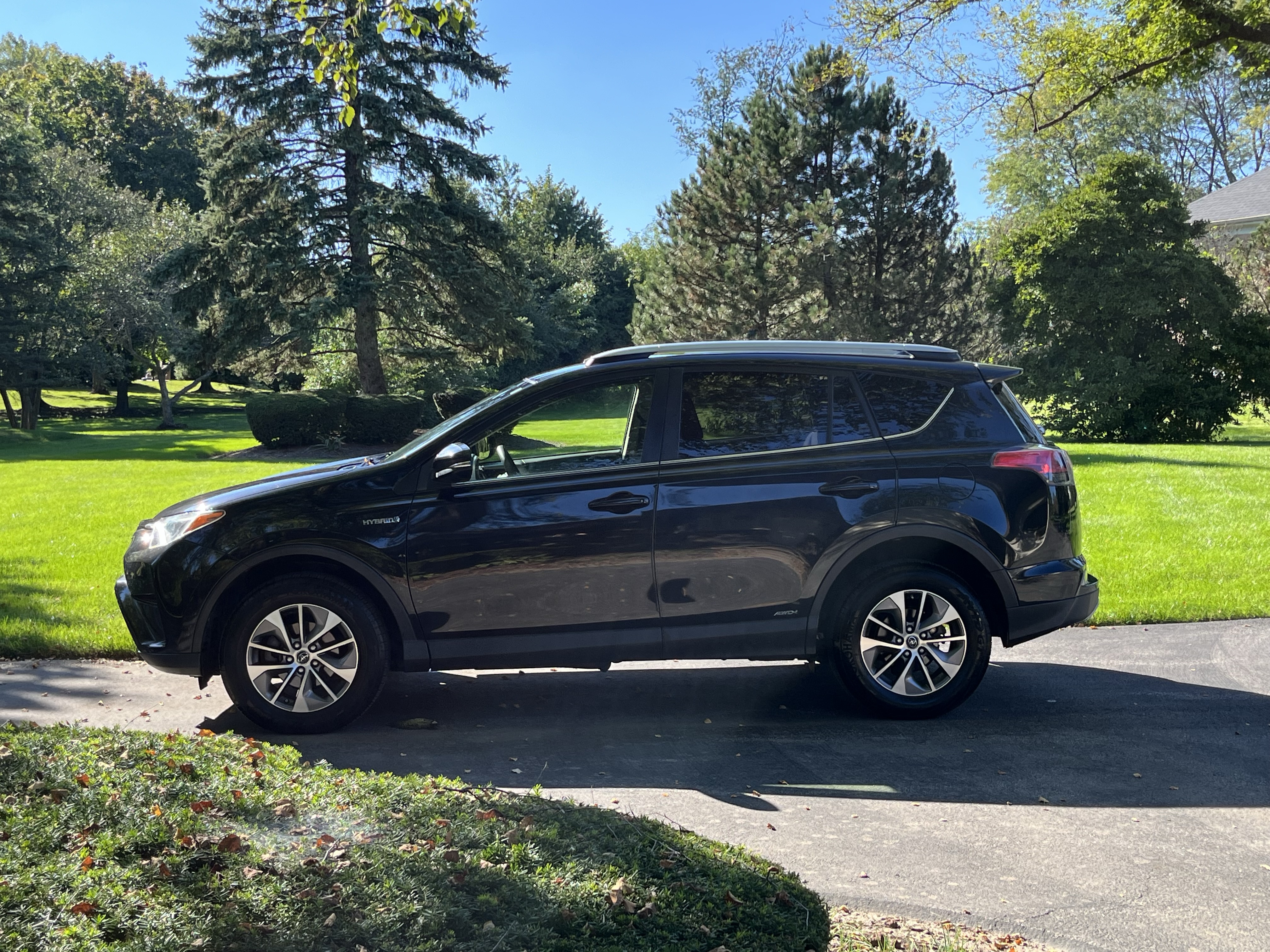 Used 2018 Toyota RAV4 LE AWD/4WD image 5
