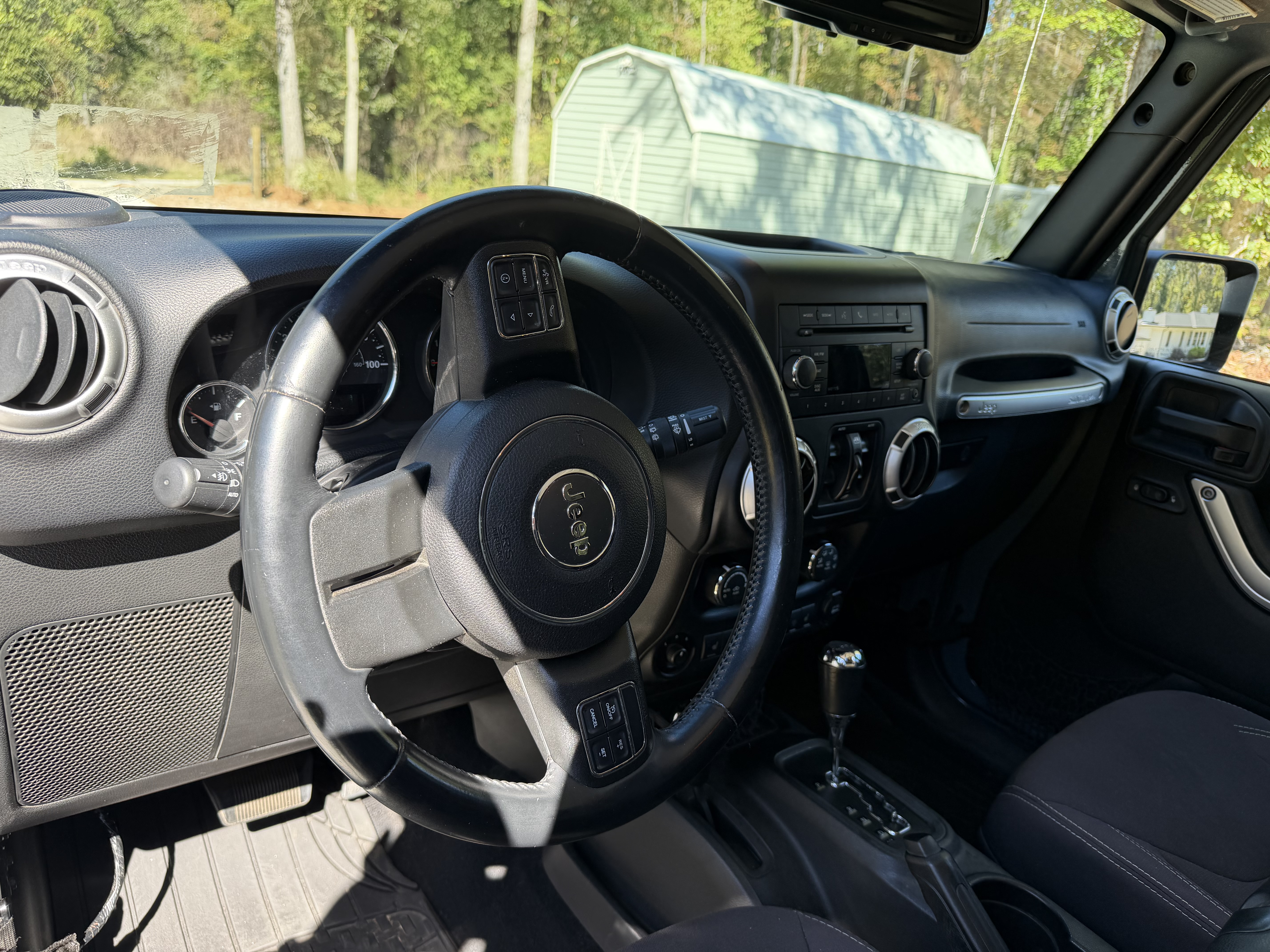 Used 2015 Jeep Wrangler Unlimited Sahara w/ Connectivity Group AWD/4WD image 15