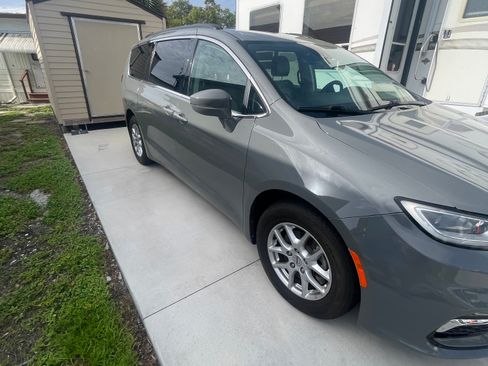 Used 2022 Chrysler Pacifica Touring-L FWD image 13