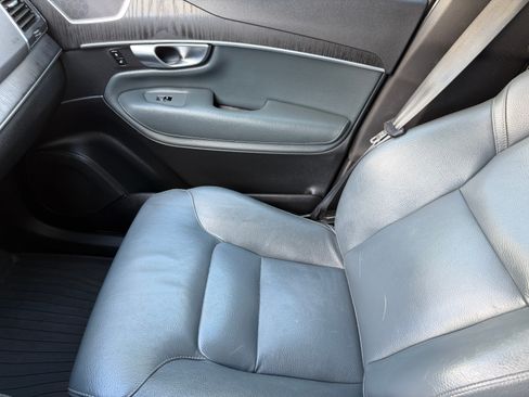 Used 2020 Volvo XC90 T6 Momentum w/ Protection Package Premier image 18