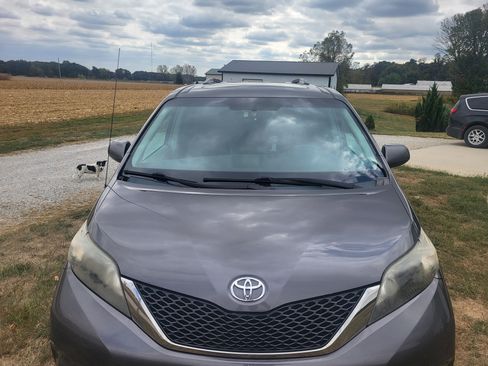 Used 2011 Toyota Sienna SE image 5