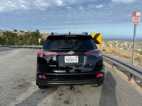 Used 2018 Toyota RAV4 LE FWD image 5
