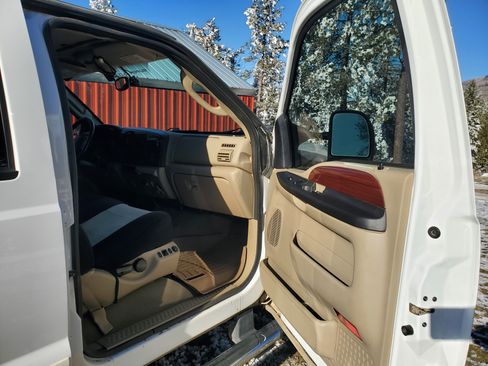 Used 2005 Ford F250 Lariat image 12