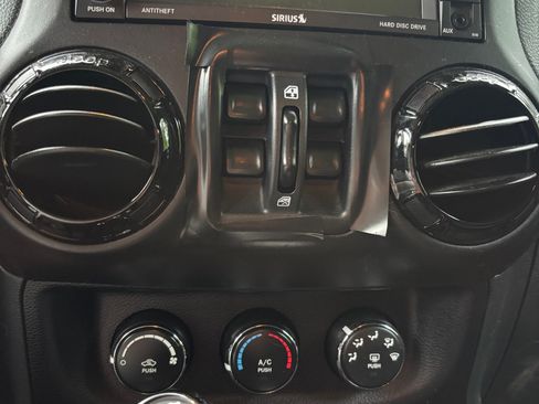 Used 2016 Jeep Wrangler Unlimited Sahara AWD/4WD image 6