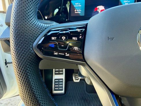 Used 2024 Volkswagen Golf R image 9