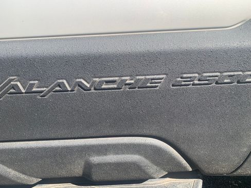 Used 2004 Chevrolet Avalanche 2500 w/ Preferred Equipment Group AWD/4WD image 12
