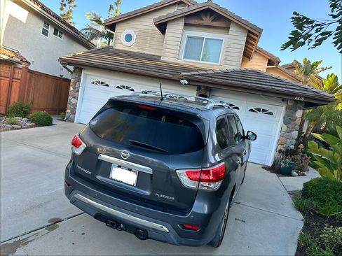 Used 2013 Nissan Pathfinder Platinum w/ Platinum Premium Pkg image 2