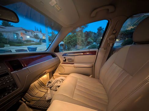 Used 2003 Lincoln Town Car Signature image 2