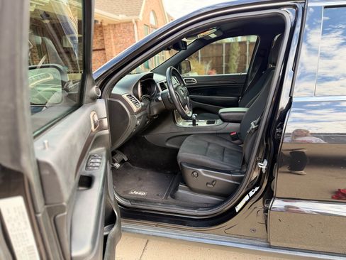 Used 2014 Jeep Grand Cherokee Laredo w/ 18" Wheel & 8.4" Radio Group image 5