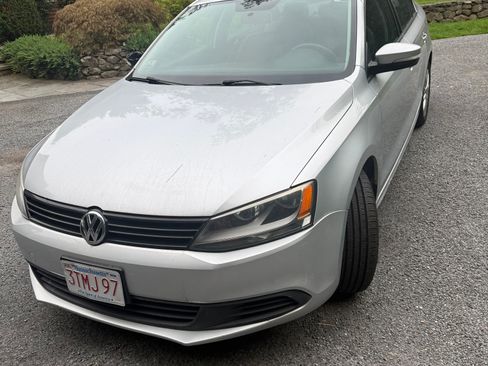 Used 2011 Volkswagen Jetta SE FWD image 1