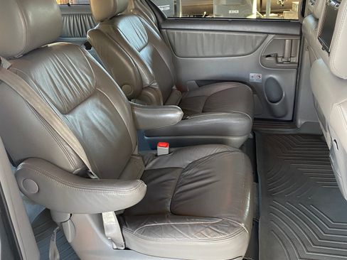 Used 2010 Toyota Sienna XLE image 14