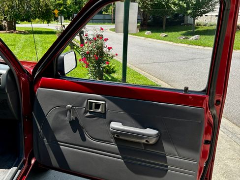 Used 1994 Toyota Pickup 2WD Regular Cab image 21