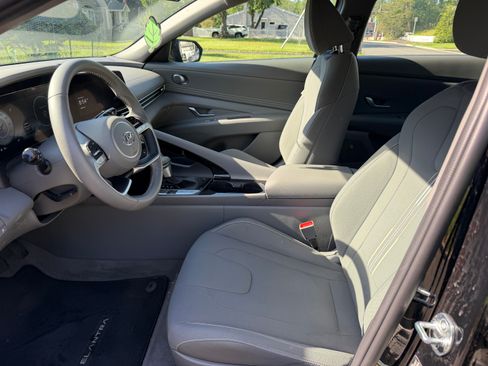Used 2023 Hyundai Elantra SEL w/ Convenience Package FWD image 4