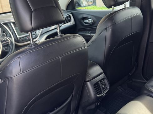 Used 2016 Jeep Cherokee Limited AWD/4WD image 12