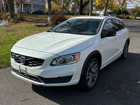 Used 2018 Volvo V60 T5 Cross Country w/ Convenience Package image 2