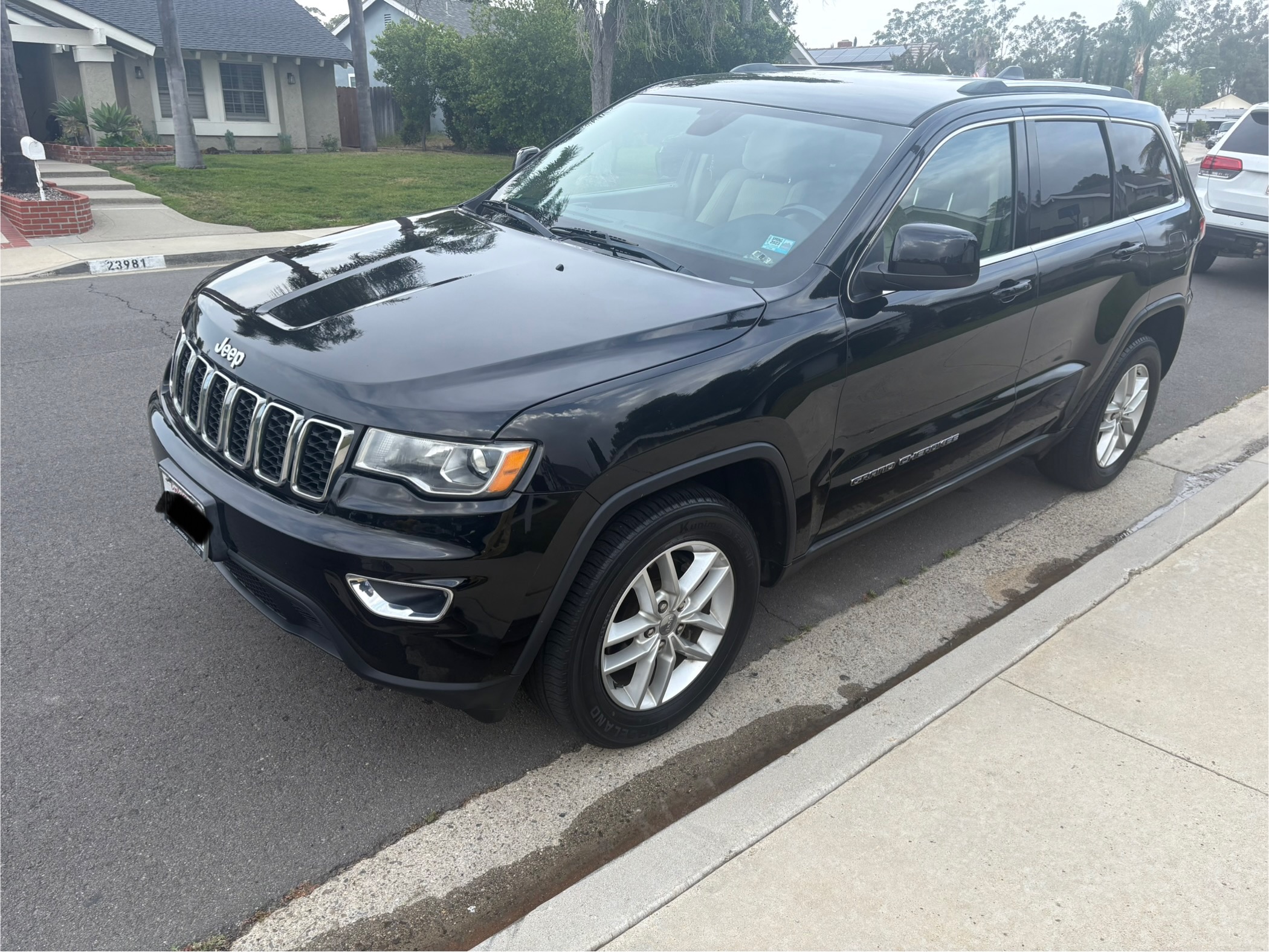 Used 2018 Jeep Grand Cherokee Laredo RWD image 1