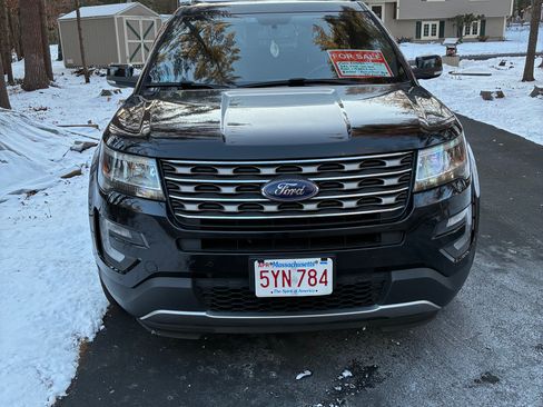 Used 2017 Ford Explorer XLT w/ Equipment Group 202A image 5