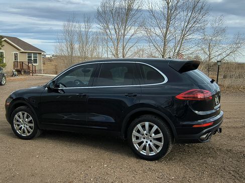 Used 2015 Porsche Cayenne S image 4