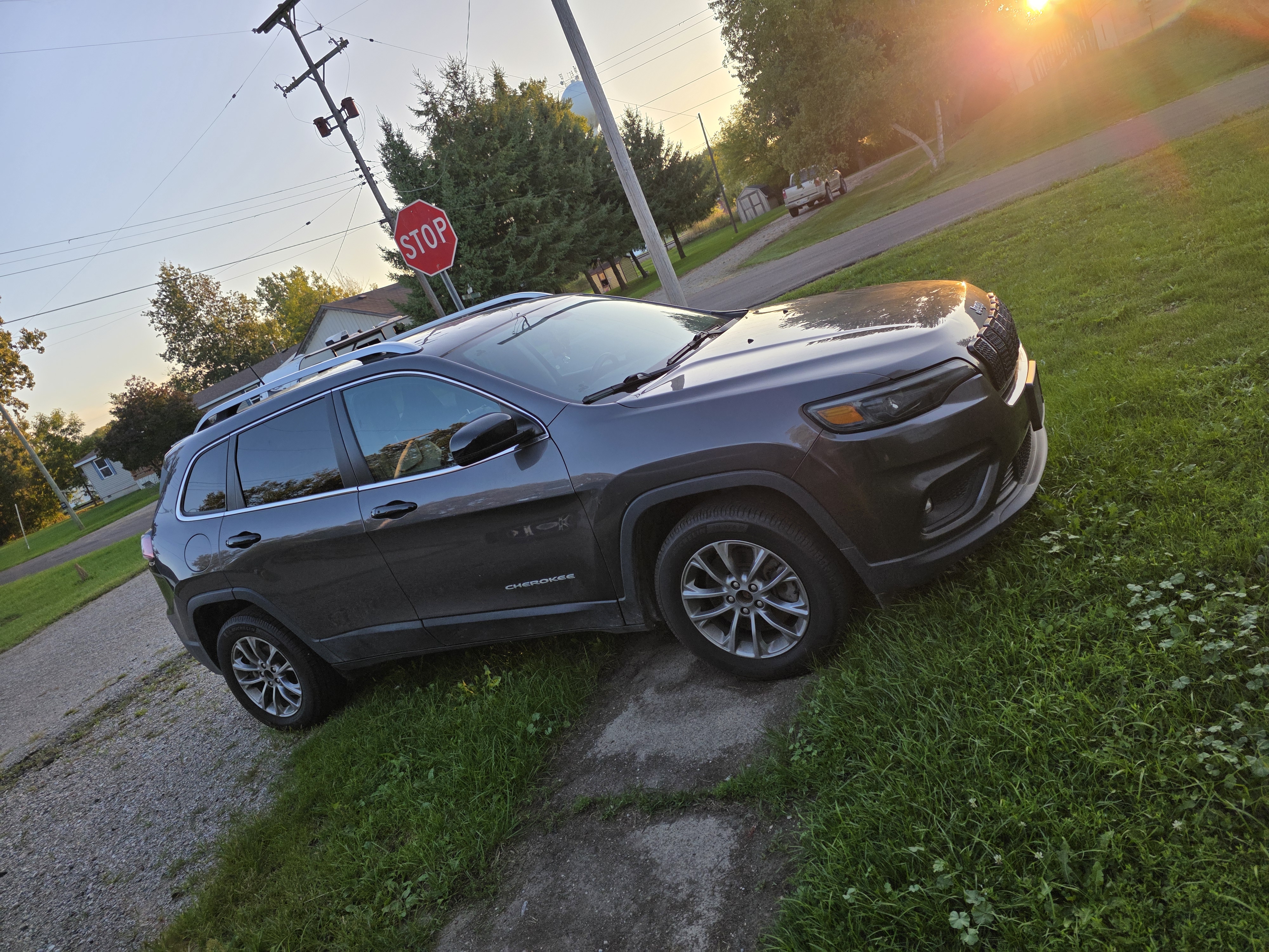 Used 2020 Jeep Cherokee Latitude Plus FWD image 1