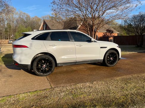 Used 2018 Jaguar F-PACE Prestige image 2