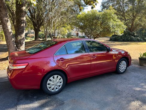 Used 2010 Toyota Camry LE image 1