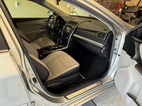 Used 2017 Toyota Camry SE w/ Moonroof Package FWD image 17