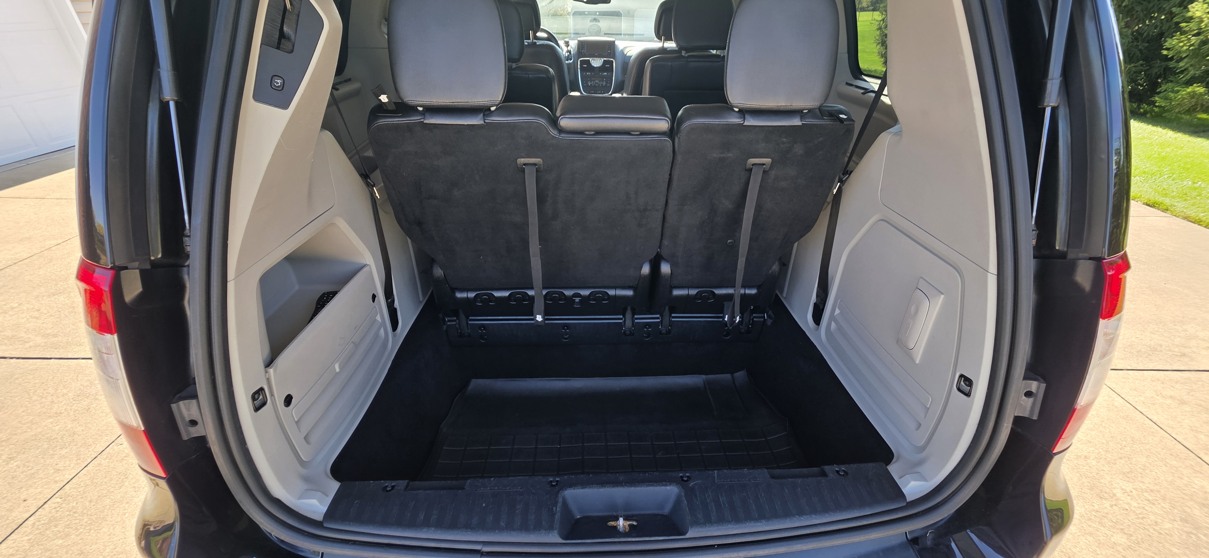 Used 2014 Chrysler Town & Country Touring-L w/ Driver Convenience Group FWD image 12