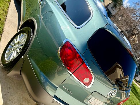 Used 2010 Buick Enclave CXL image 17