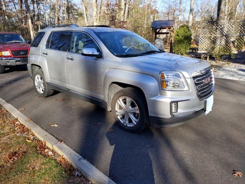 Used 2017 GMC Terrain SLT image 2