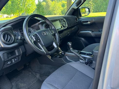 Used 2018 Toyota Tacoma TRD Sport image 4