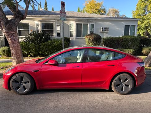 Used 2023 Tesla Model 3 Standard Range image 2