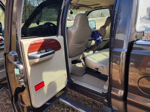 Used 2005 Ford F350 Lariat image 11
