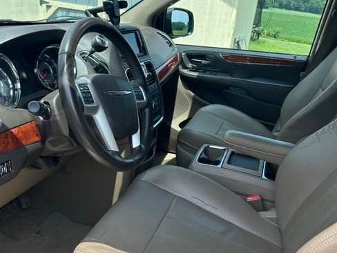 Used 2014 Chrysler Town & Country Touring FWD image 2