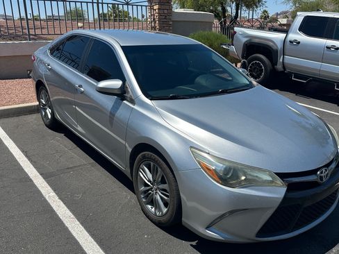 Used 2015 Toyota Camry SE FWD image 1