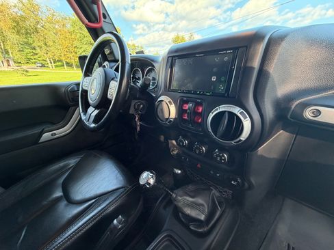Used 2013 Jeep Wrangler Unlimited Sahara w/ Dual Top Group AWD/4WD image 11
