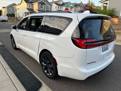 Used 2021 Chrysler Pacifica Touring-L w/ Uconnect Theater Family Group FWD image 6