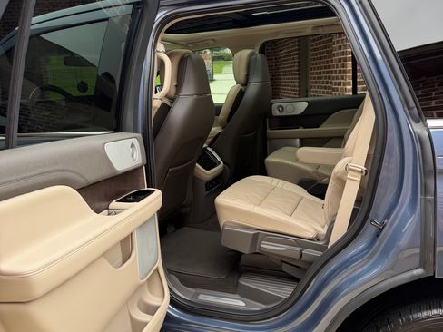 Used 2022 Lincoln Navigator Reserve AWD/4WD image 6