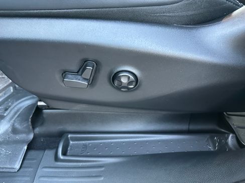 Used 2025 Chrysler Pacifica Select image 18