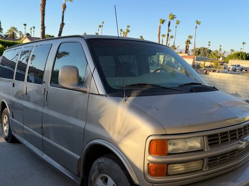 Used 2002 Chevrolet Express 1500 LT RWD image 2
