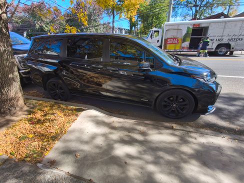 Used 2021 Toyota Sienna XSE image 2