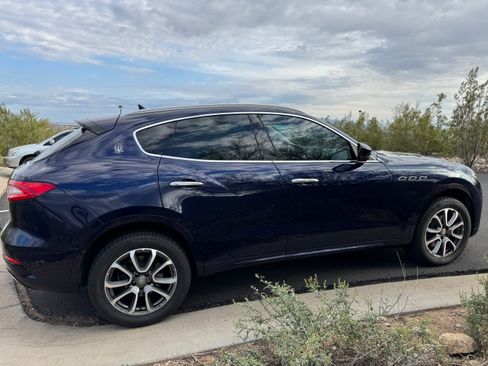 Used 2017 Maserati Levante w/ Luxury Package image 6