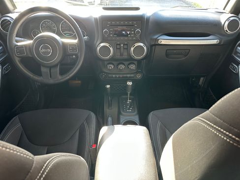 Used 2016 Jeep Wrangler Rubicon w/ Power Convenience Group image 8