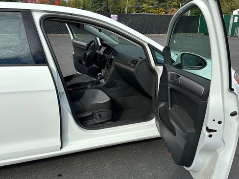 Used 2016 Volkswagen e-Golf SE w/ DC Fast Charging Package image 21