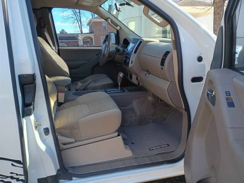 Used 2016 Nissan Frontier SV image 5