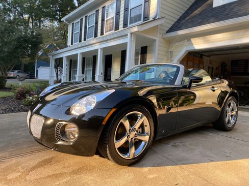 Used 2008 Pontiac Solstice GXP w/ Premium Package RWD image 2