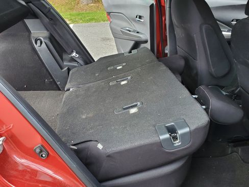 Used 2018 Nissan Kicks SV FWD image 2