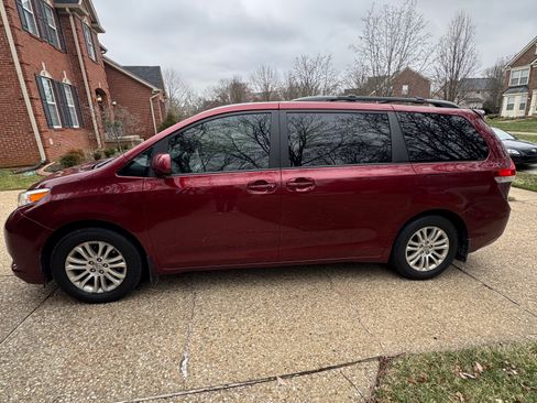 Used 2011 Toyota Sienna XLE image 17