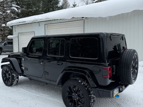 Used 2024 Jeep Wrangler Unlimited Sahara w/ Safety Group image 17