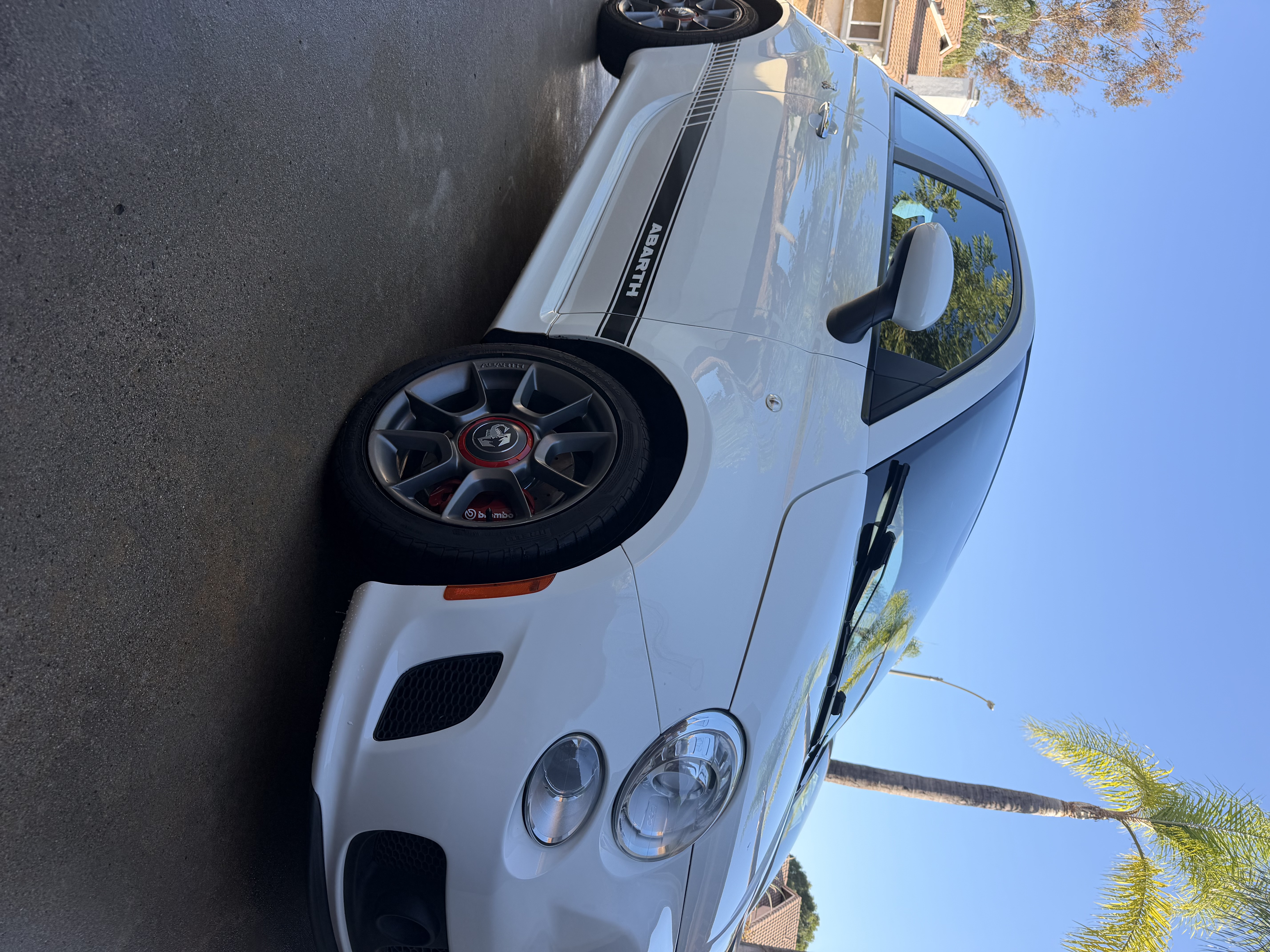 Used 2013 FIAT 500 Abarth w/ Beats Audio Pkg FWD image 4